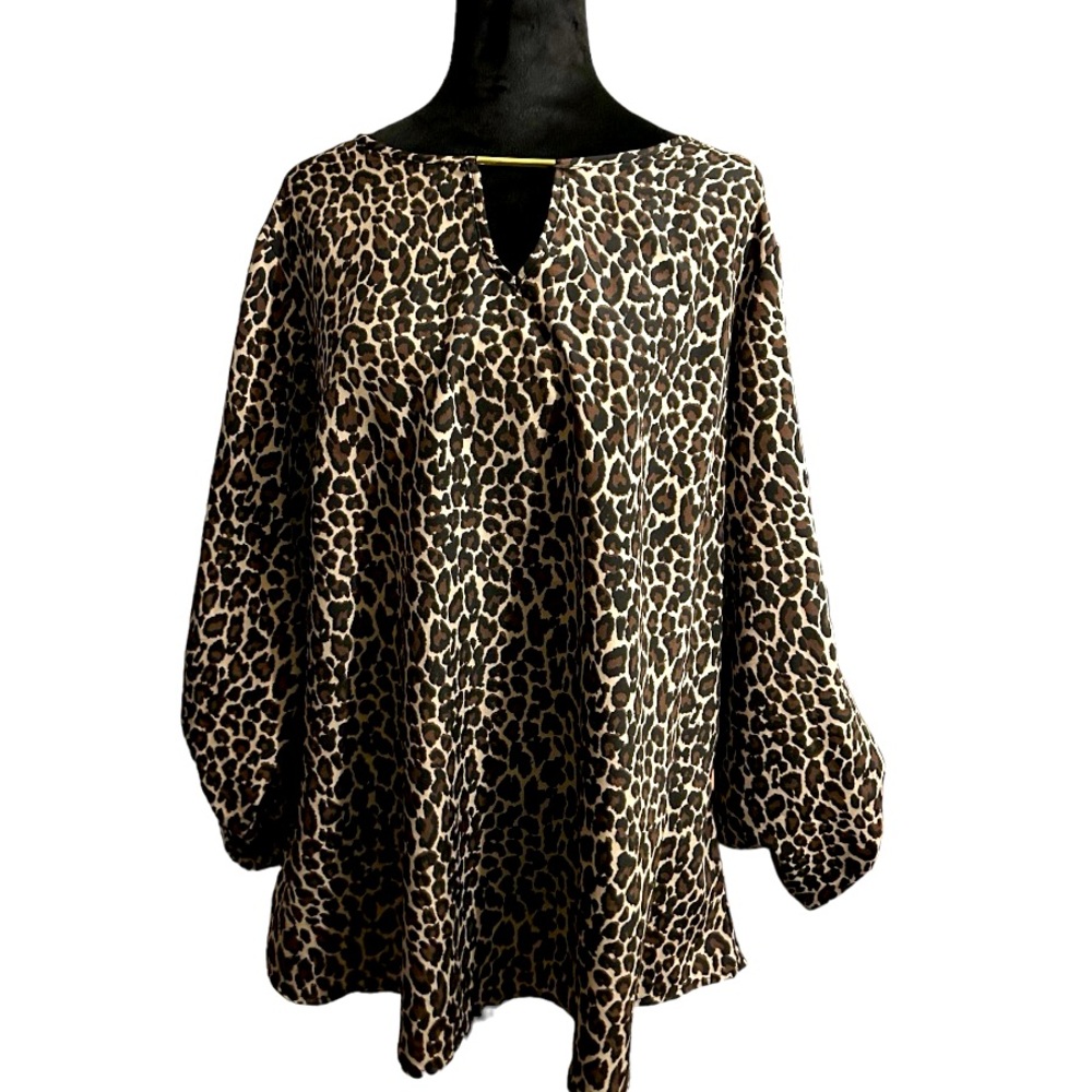 Larry Levine animal print 3/4 sleeve blouse. Gold hardware. Size 1X.